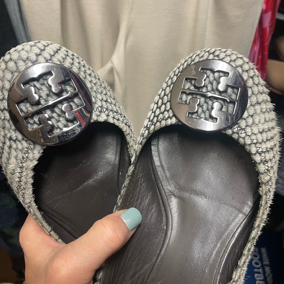 Tory Burch REVA Grey Pony Flats Sz7.5 - Picture 2 of 8